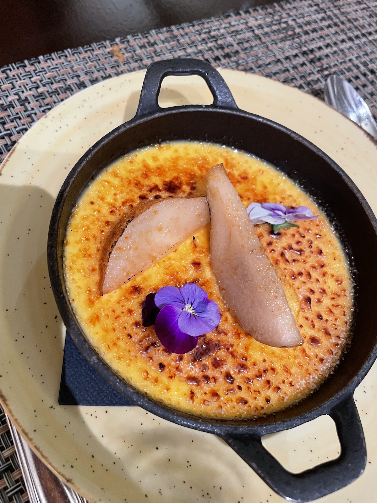Crème brûlée with pears